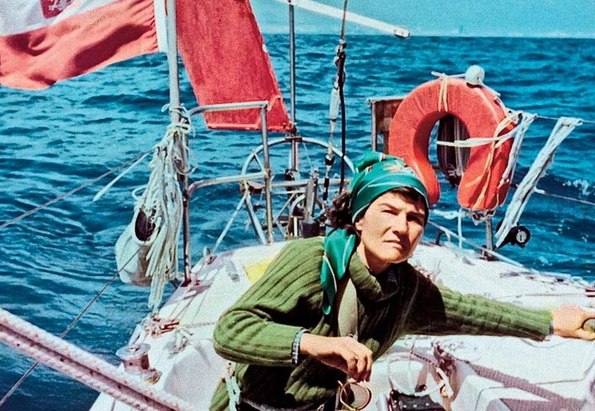 Krystyna Chojnowska-Liskiewicz na pokładzie jachtu